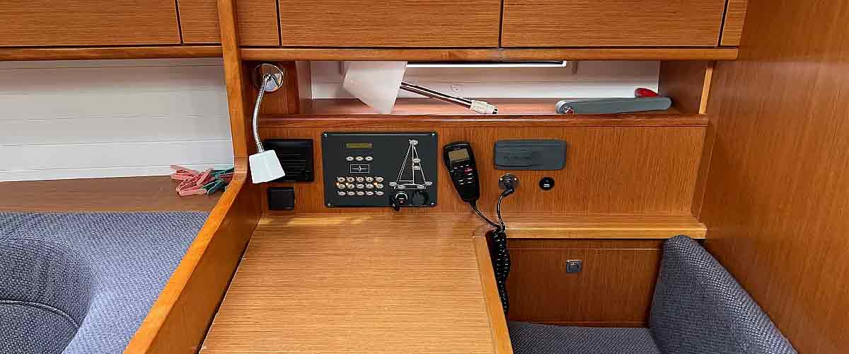 Bavaria 41 Cruiser chart table